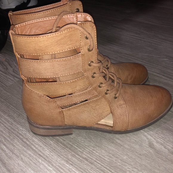 Boots - Picture 3 of 8